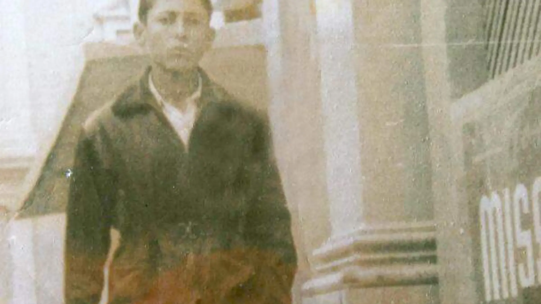 imagen de mi padre Roberto Platt Lucero tomada por un fotografo desconocido en una calle del centro de Hermosillo, Sonora tomada al rrededor de 1950.